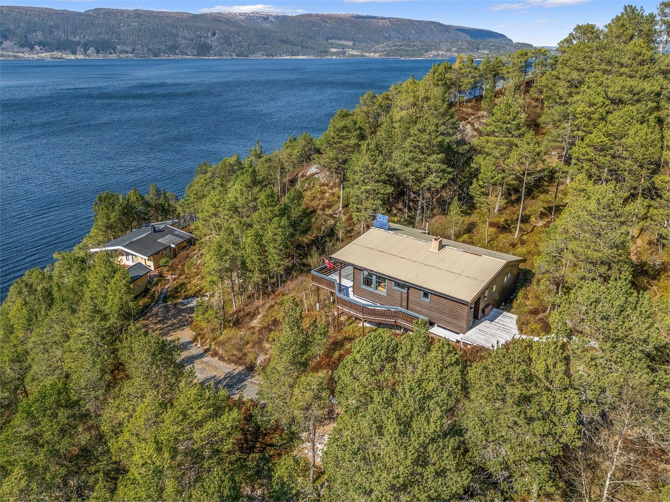 På Kyrksæteræra finnes også kjøpesenter, apotek, vinmonopol og øvrige nødvendige tjenester. For ytterligere handelstilbud ligger Orkanger ca. 40 minutters kjøring unna, mens Trondheim nås på rundt 1 time og 15 minutter.