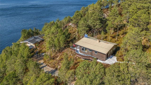 På Kyrksæteræra finnes også kjøpesenter, apotek, vinmonopol og øvrige nødvendige tjenester. For ytterligere handelstilbud ligger Orkanger ca. 40 minutters kjøring unna, mens Trondheim nås på rundt 1 time og 15 minutter.