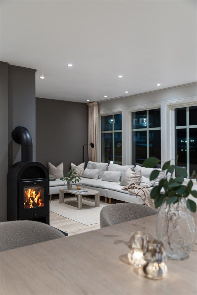 Peisovnen er et sentralt element som skaper en lun atmosfære på kalde dager.