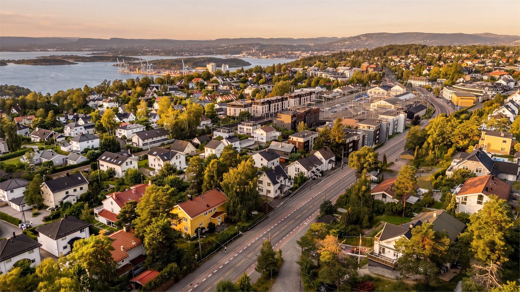 Beliggenheten er sentral, med kun få minutters gange til trikkestopp på Holtet og Sørli. 