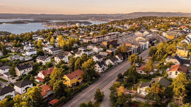 Beliggenheten er sentral, med kun få minutters gange til trikkestopp på Holtet og Sørli.