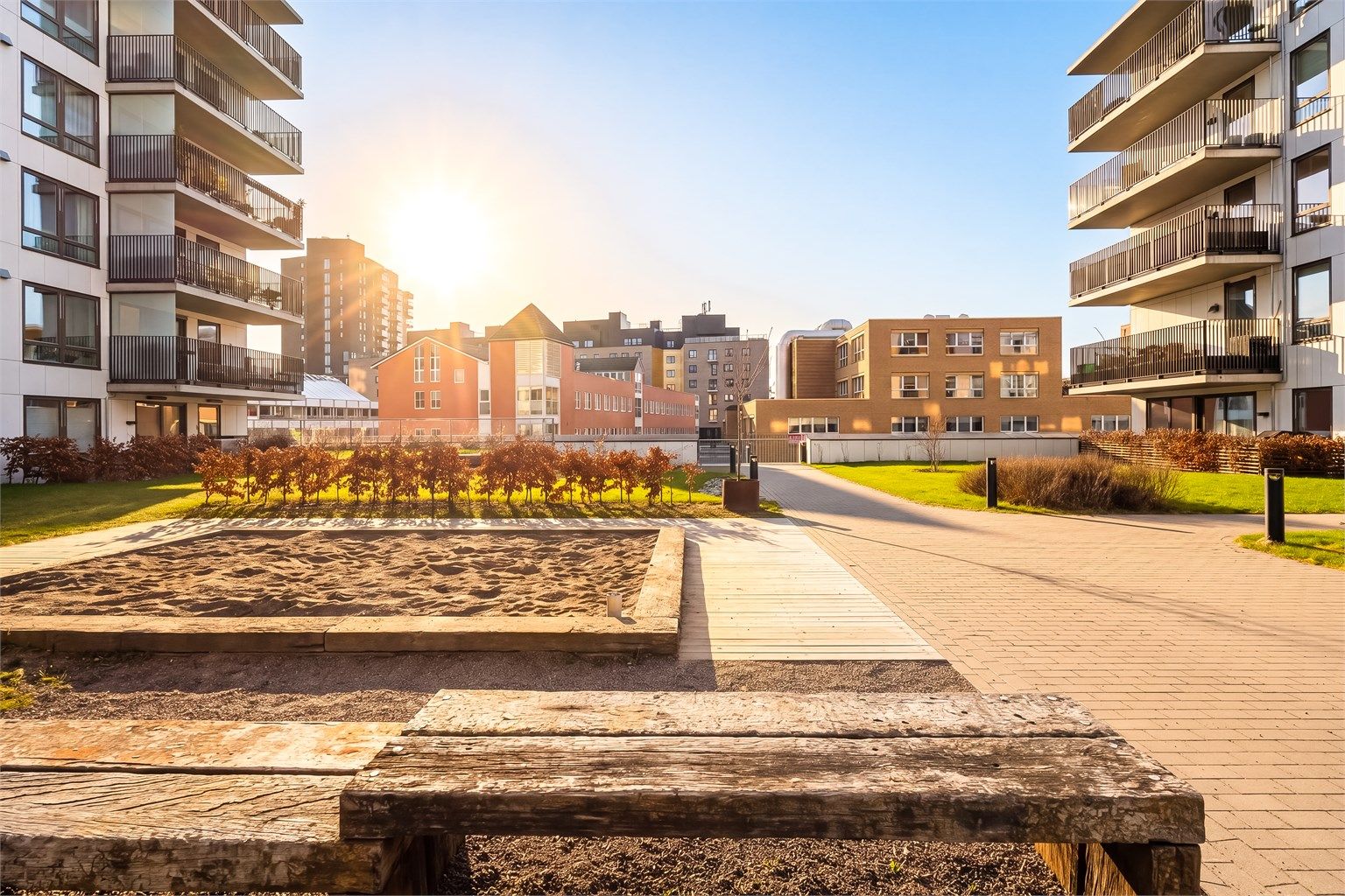 Leiligheten ligger i attraktive og spennende "Ensjøbyen", i bydel Gamle Oslo, og grenser til Hovindammen, idylliske Lille Tøyen Hageby, Marienfryd, Kampen og Vålerenga.