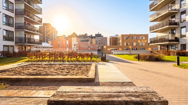 Leiligheten ligger i attraktive og spennende "Ensjøbyen", i bydel Gamle Oslo, og grenser til Hovindammen, idylliske Lille Tøyen Hageby, Marienfryd, Kampen og Vålerenga.