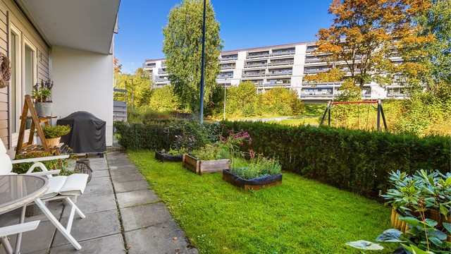 Skjermet uteområde som gir en god forlengelse av kjøkkenet.