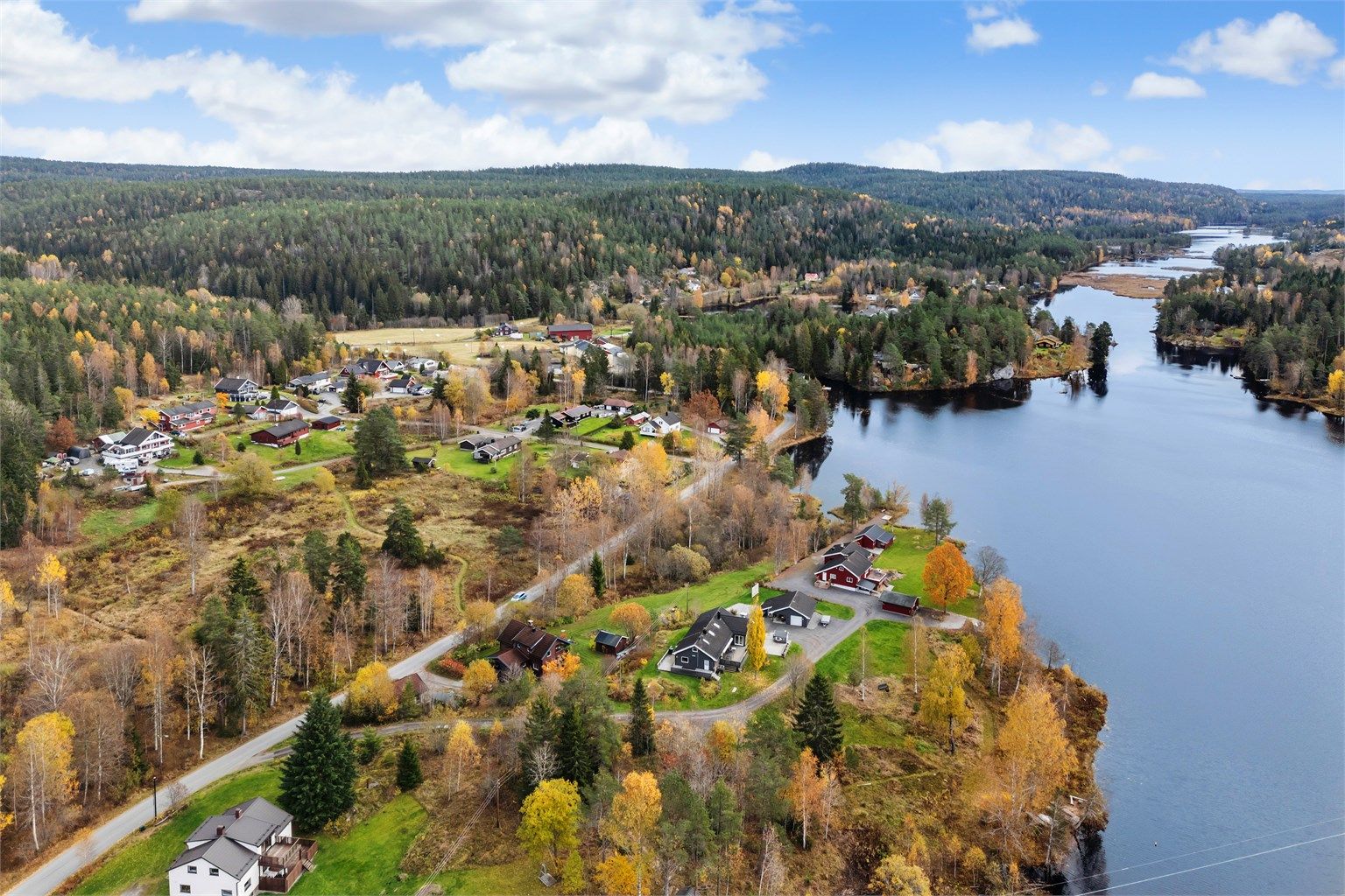 Fra nabolaget er det kort vei ned til Blindingsvannet med fine bade- og turmuligheter.