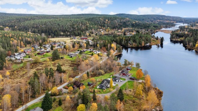 Fra nabolaget er det kort vei ned til Blindingsvannet med fine bade- og turmuligheter.
