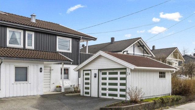 Krogsveen v/ Anders Rønn Skajaa presenterer denne hyggelige del av tomannsboligen i Rabbersstien 1B på Tømmerstø!