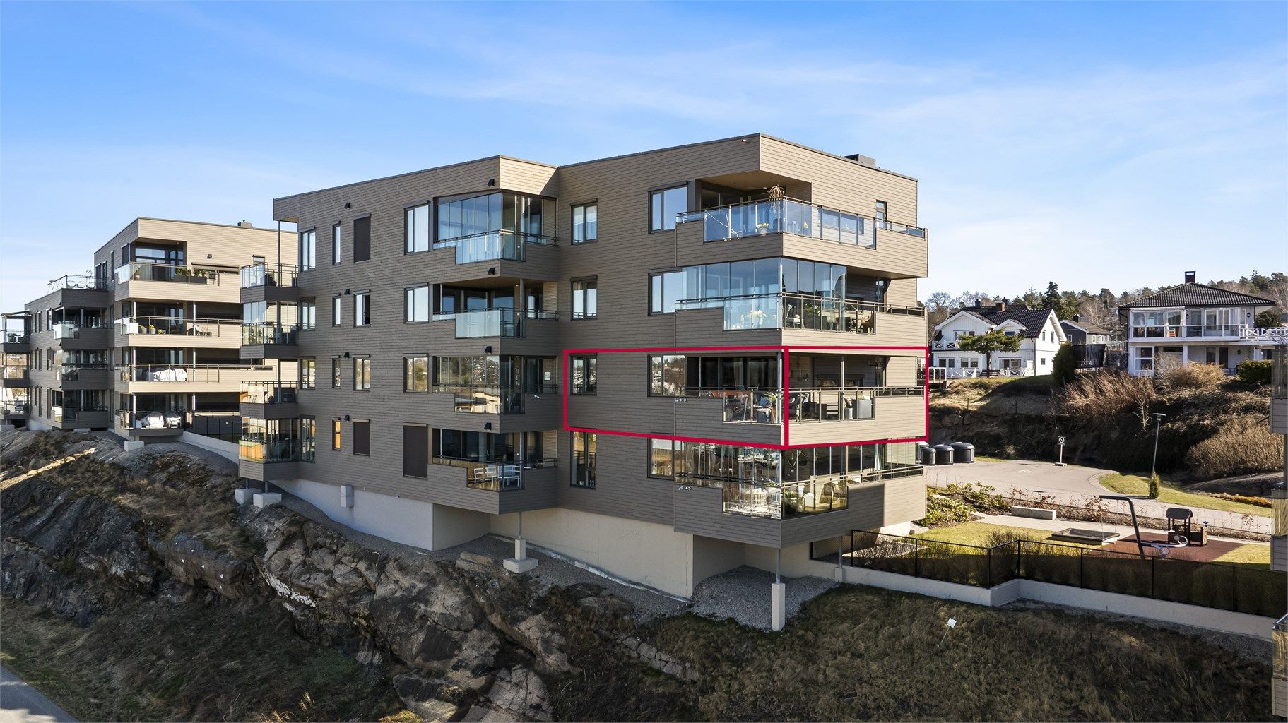 Leiligheten ligger i andre etasje på enden - som da ligger meget godt til, solmessig.