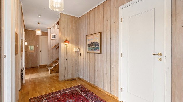 Gangen i underetasjen gir adkomst til alle rom og har en peiskamin for ekstra varme.