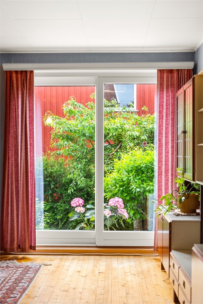 Skyvedøren fra 2013 har tre-lags glass og gir direkte utgang fra stuen til hagen.