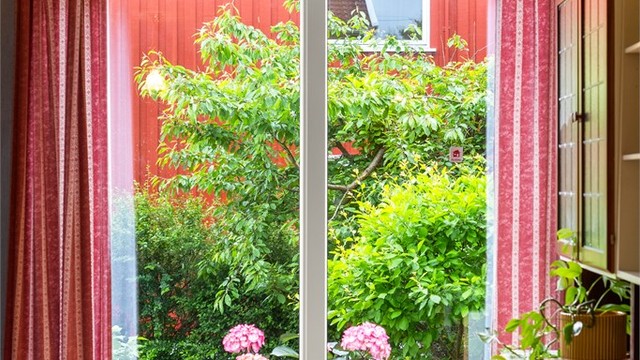 Skyvedøren fra 2013 har tre-lags glass og gir direkte utgang fra stuen til hagen.