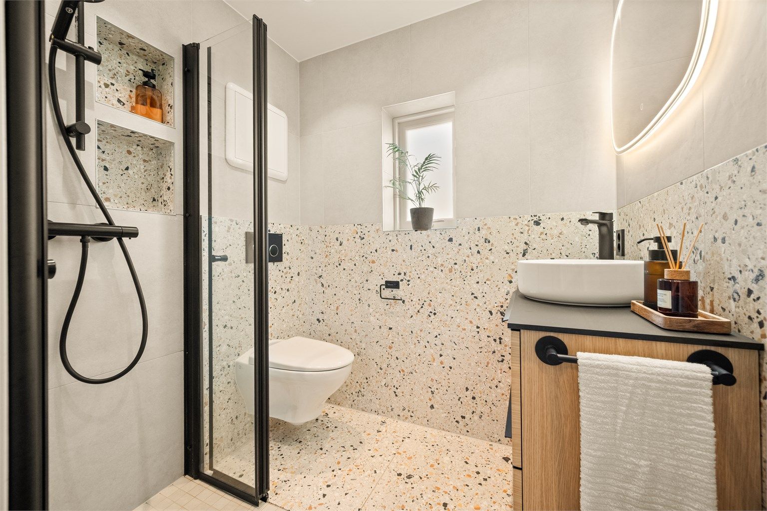 Badet ble totalrenovert i 2021. I forbindelse med arbeidene ble gulvet senket, og vannrør ble skiftet videre nedover i boligen.