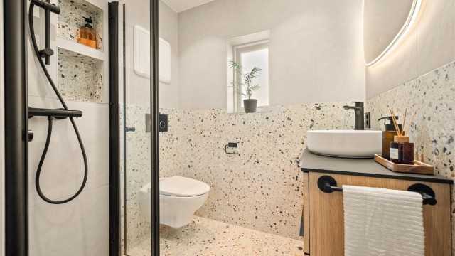 Badet ble totalrenovert i 2021. I forbindelse med arbeidene ble gulvet senket, og vannrør ble skiftet videre nedover i boligen.
