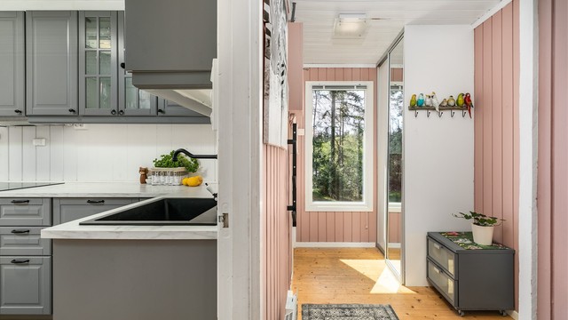 Entré ble etablert i 2019. Elektrisk anlegg: nytt opplegg til mesteparten på kjøkken, og nytt opplegg til varmtvannsbereder.
Forøvrig el- anlegg i hoveddel er fra omgjøringer i perioden 2019-2026 og i 2004, samt noe el-anlegg igjen fra byggeår.
