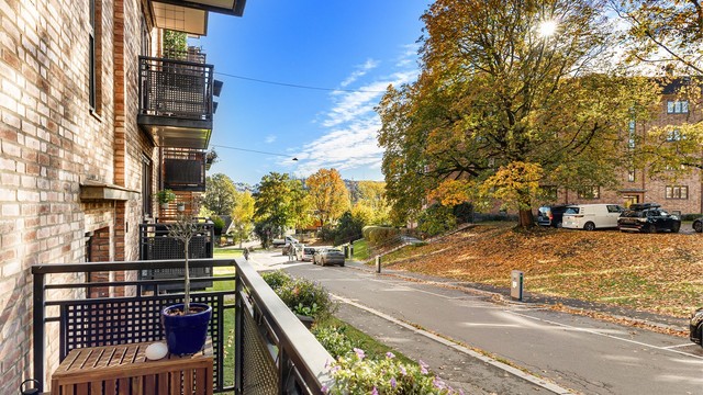 Balkongen er belagt med terrasseheller og har fritt utsyn mot rolige Telemarksvingen, der høye bjørker og fargesprakende løvtrær rammer inn gatebildet. Her sitter du skjermet og fint, med følelsen av å bo i en grønn oase midt i byen.