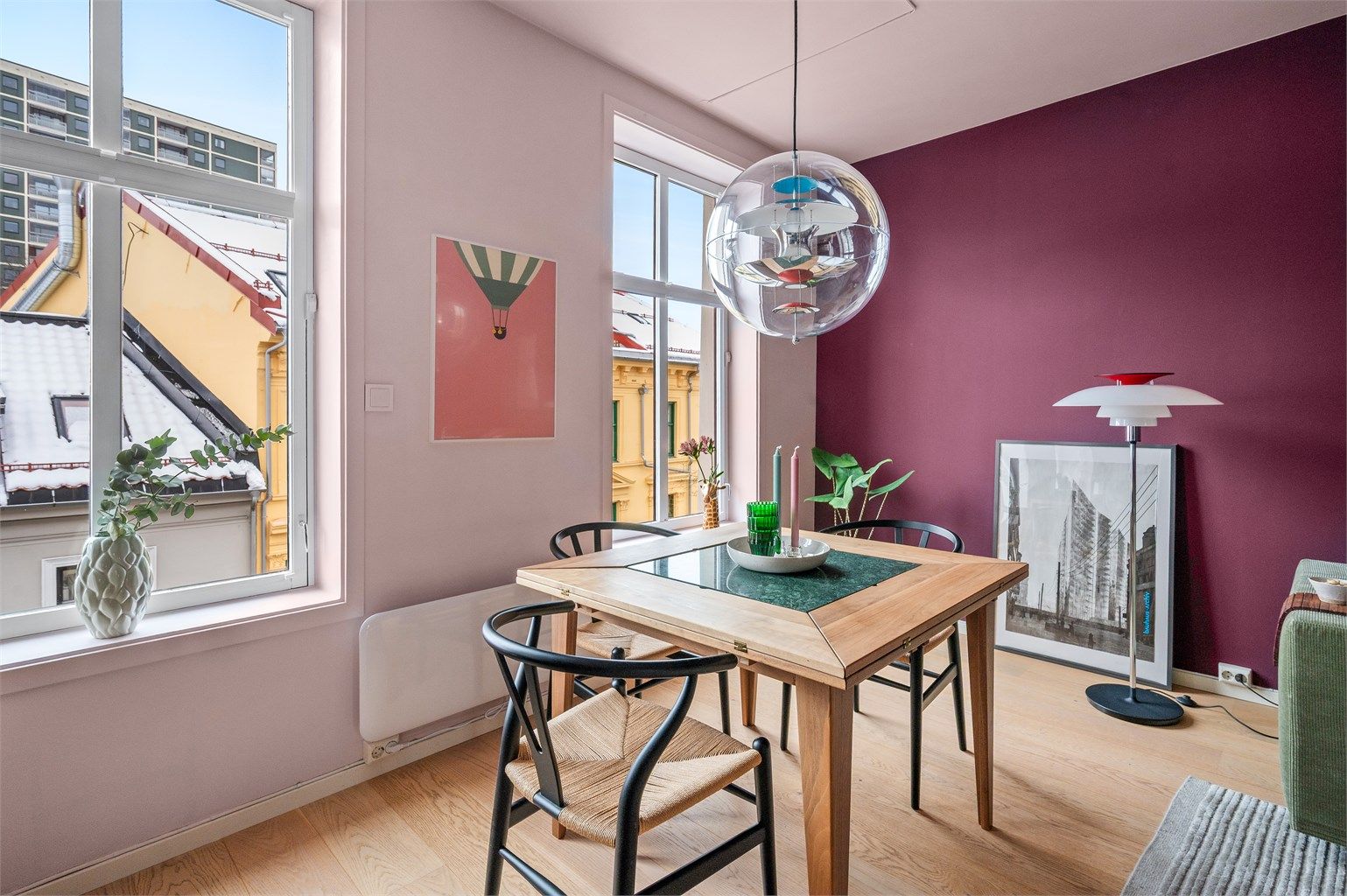 Spiseplassen er plassert ved vinduet, med godt dagslys.