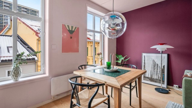 Spiseplassen er plassert ved vinduet, med godt dagslys.