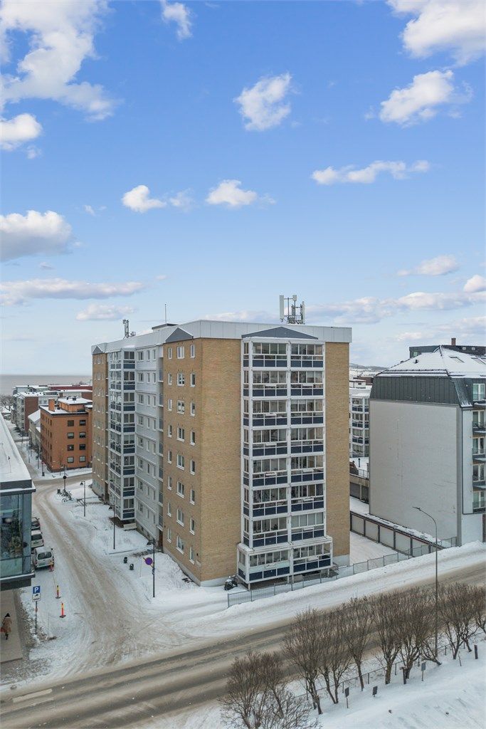Mjøsa med gode bademuligheter og turmuligheter, samt skatepark, volleyballbane, basketballbane og stupetårn ligger ca 300 meter unna.