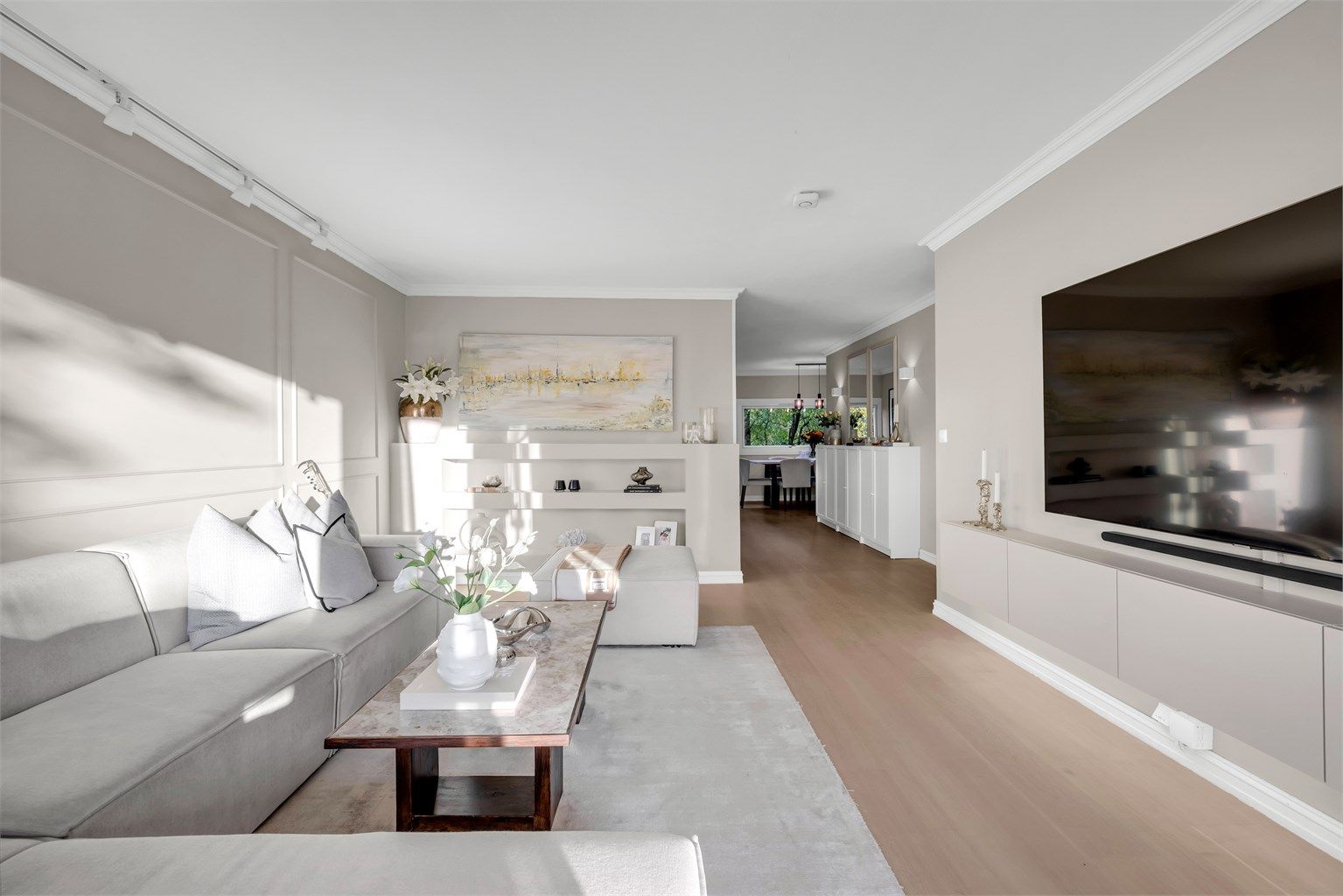 Leiligheten har en gjennomgående planløsning og store vindusflater som bidrar til fine, naturlige lysforhold. Boligen har to balkonger - en vestvendt med adkomst fra stuen, og en østvendt med adkomst fra kjøkkenet.