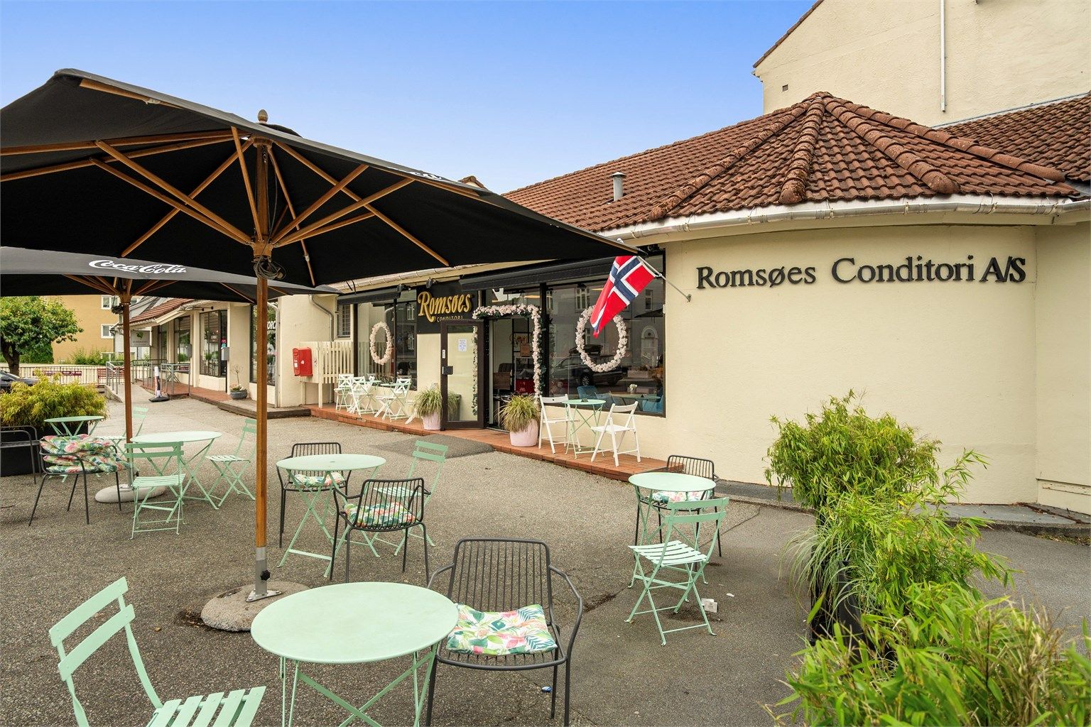 Fra leiligheten er det kun 2 minutters gange til søndagsåpne Coop Prix, Romsøes Conditori, AI forno, frisør og blomsterbutikk.