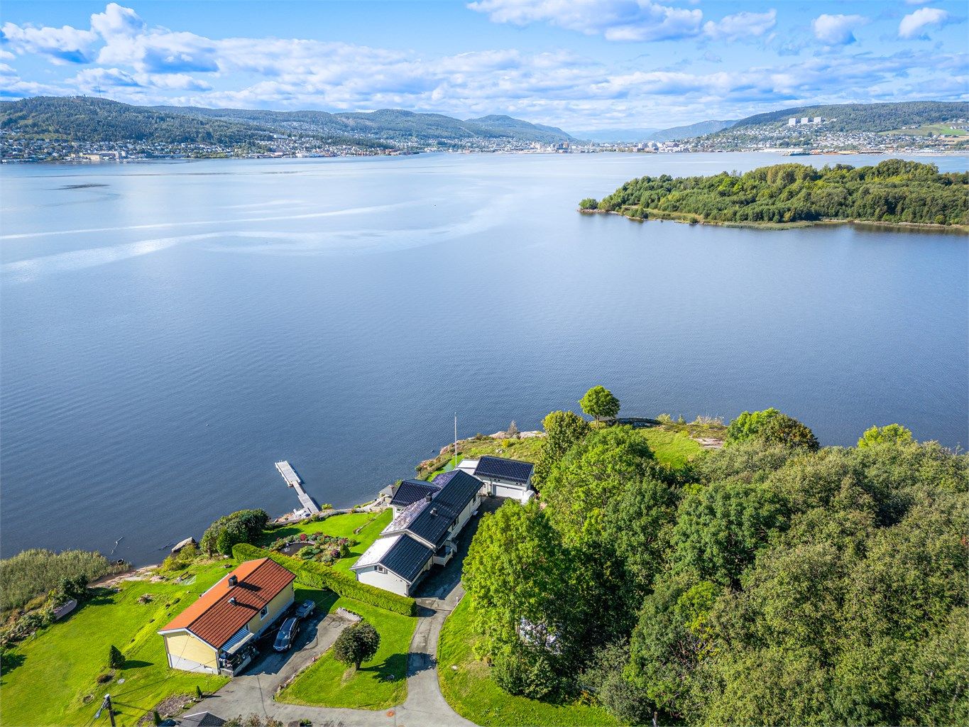 Det er ca. 2,5 km til Gullaug barneskole og barnehage fra eiendommen.