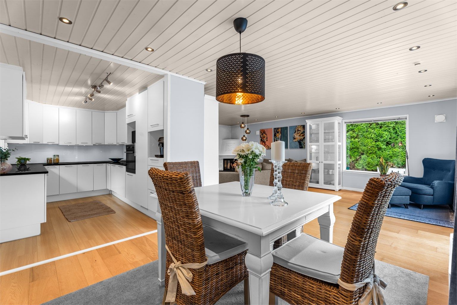 Boligen har en delvis åpen kjøkken- og stueløsning, med god plass til spisegruppe 