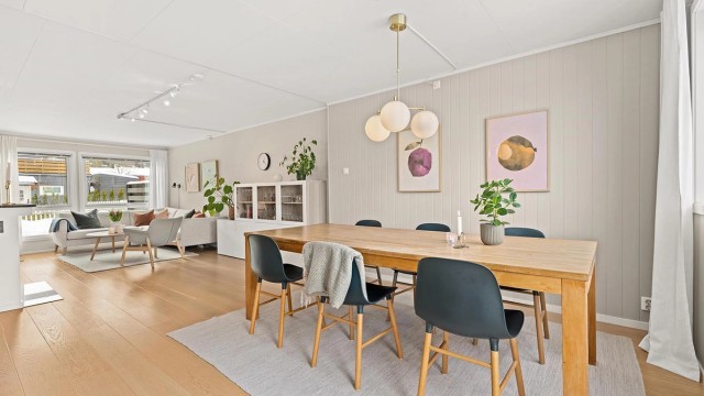 Stuen har enstavs parkett og behagelig gulvvarme fra varmefolie.