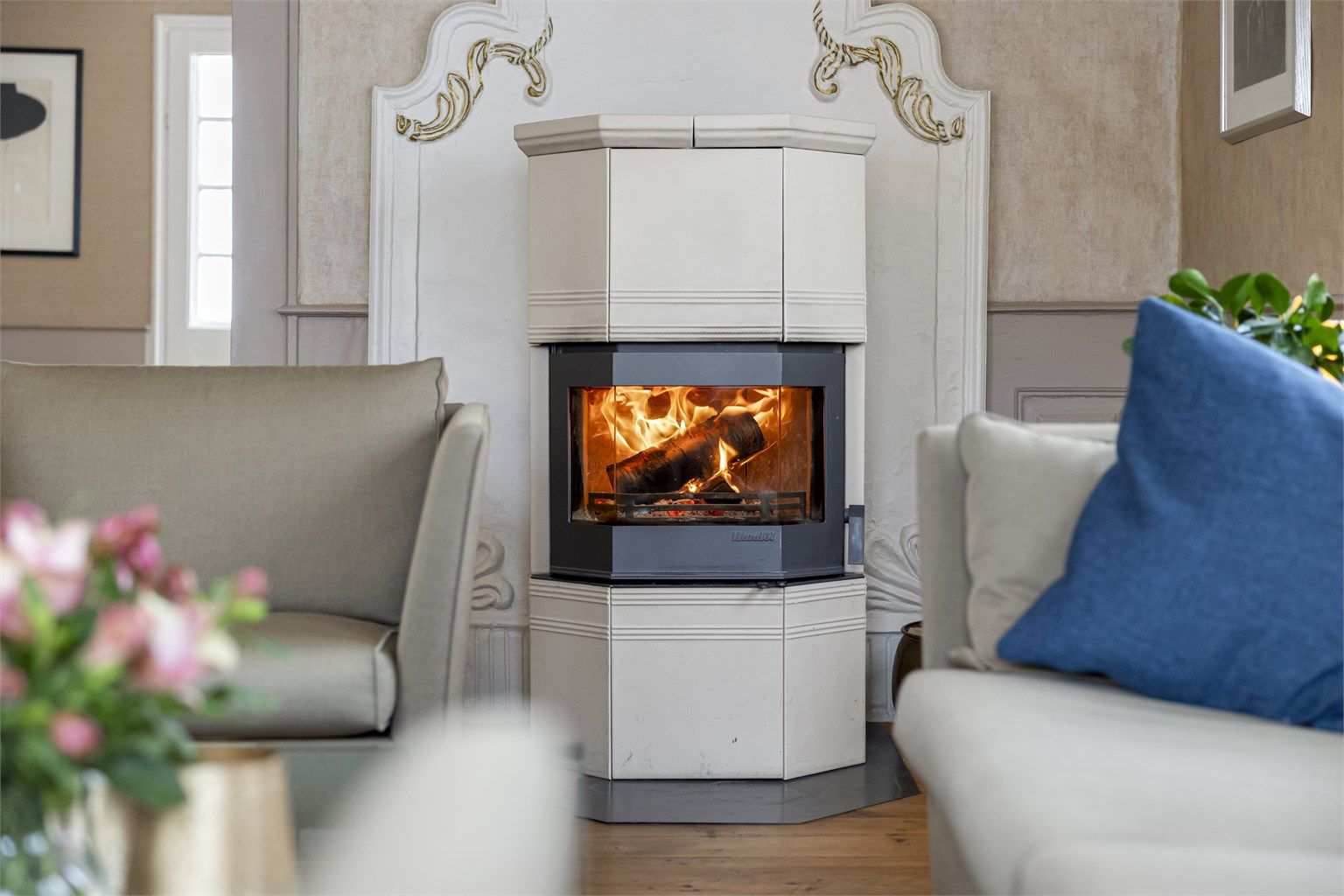 Peisen er et blikkfang som binder rommet sammen. 