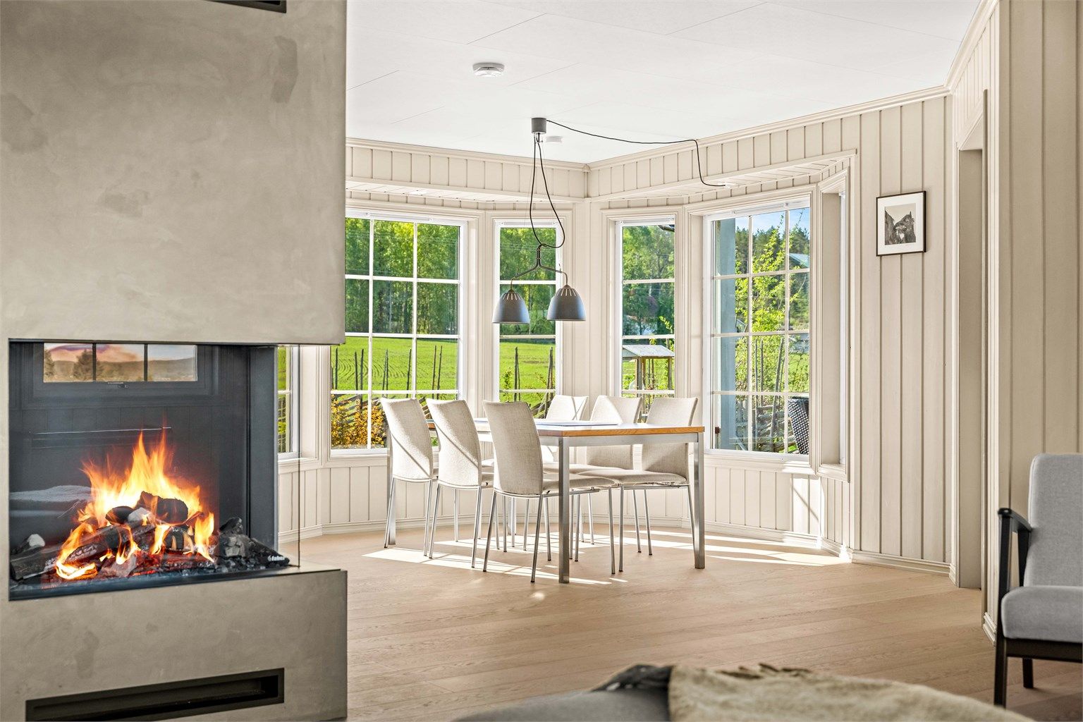 Fra spisestuen er det direkte utgang til både en innglasset og en åpen terrasse.