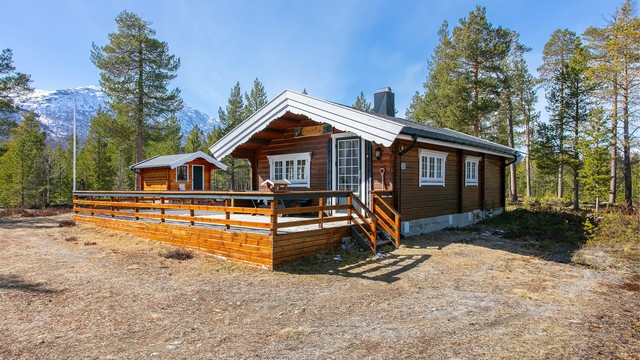 Hytta har en stor, tilbygget terrasse på 55 kvm og en praktisk, frittstående bod. Eiendommen ligger usjenert til i et rolig hytteområde