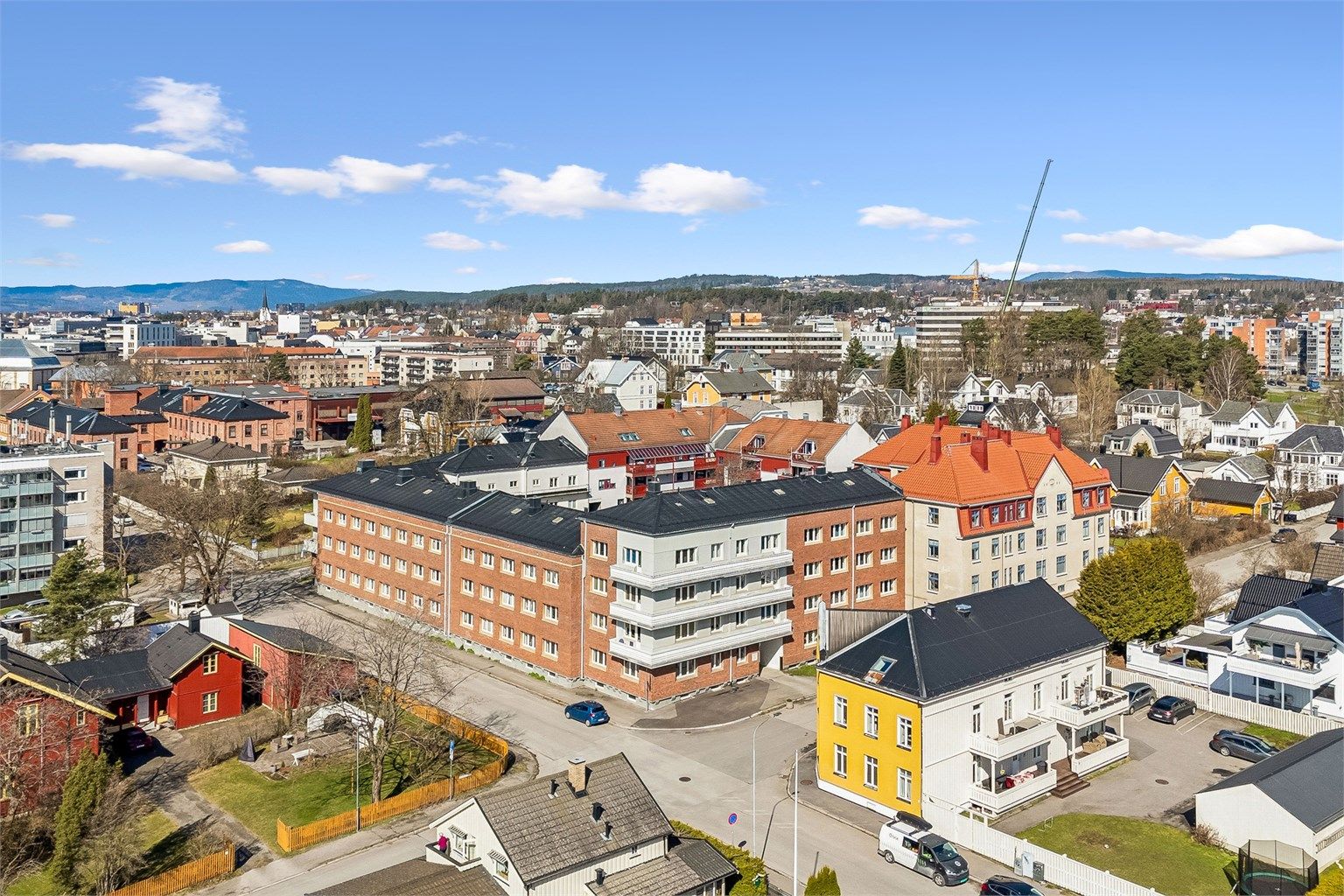 Hamar jernbanestasjon ligger kun 350 meter fra eiendommen som er knutepunktet for det meste av kollektivtrafikk i Hamar/omegn.