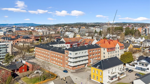 Hamar jernbanestasjon ligger kun 350 meter fra eiendommen som er knutepunktet for det meste av kollektivtrafikk i Hamar/omegn.