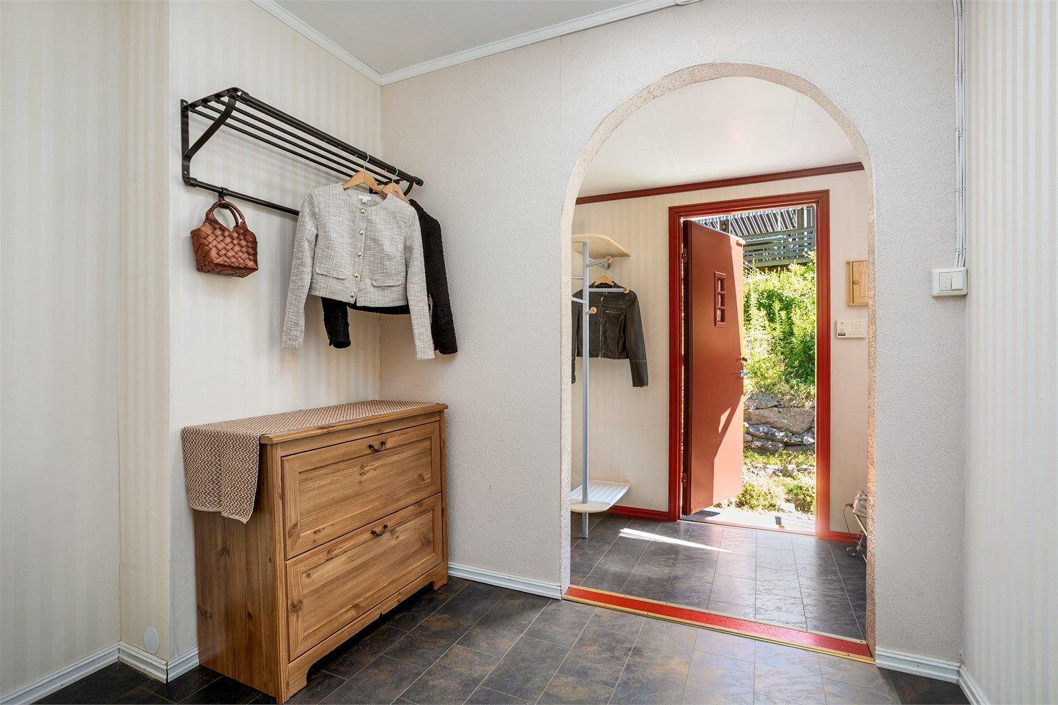 Luftig entré til førsteetasje 