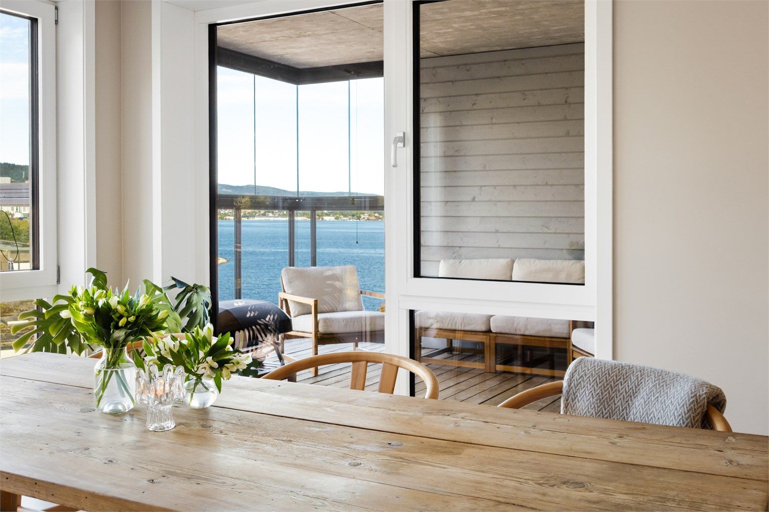 Spiseplass med utsikt mot fjorden