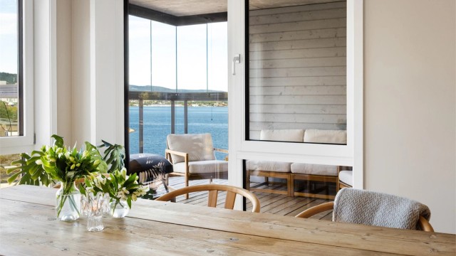 Spiseplass med utsikt mot fjorden