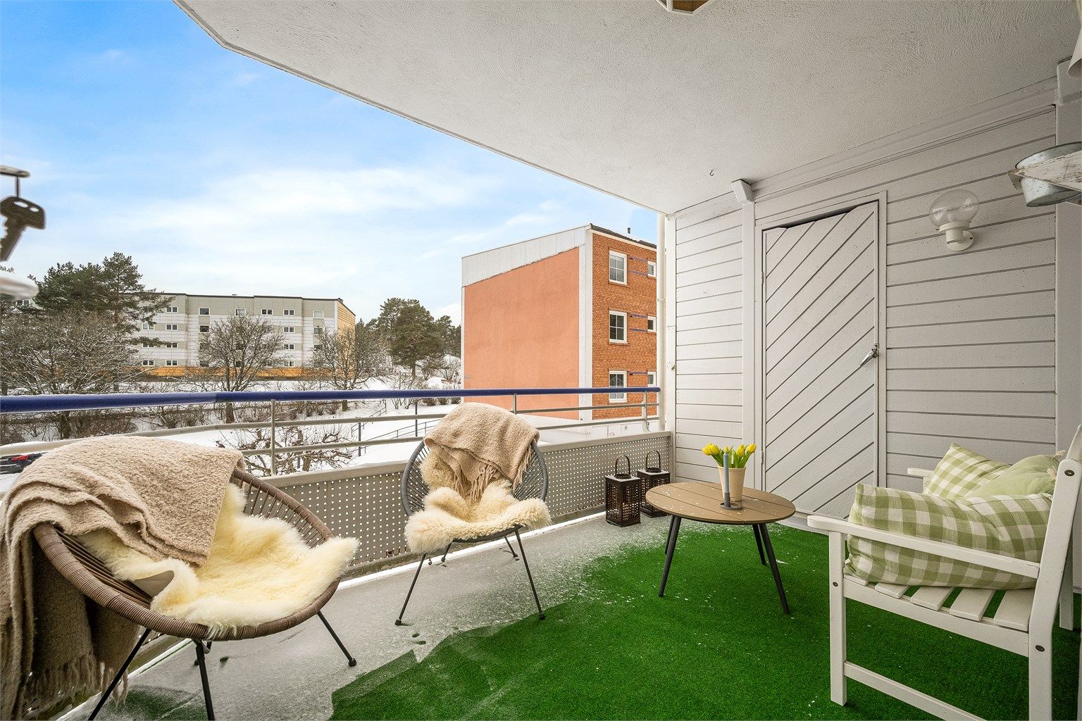 Balkongen har en praktisk, tilhørende bod på ca. 1,4 m² for ekstra lagring.