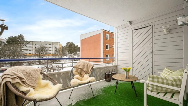 Balkongen har en praktisk, tilhørende bod på ca. 1,4 m² for ekstra lagring.