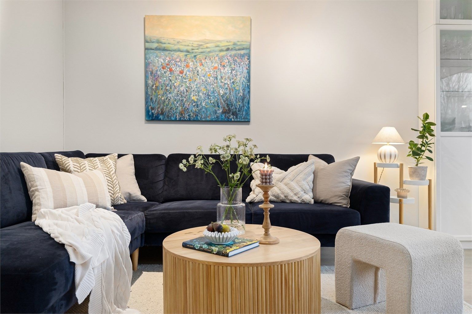 Her er det god plass til både sofagruppe, salongbord og TV-seksjon