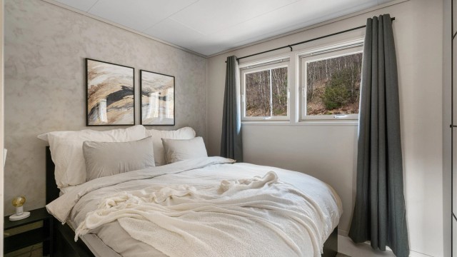 Lunt hovedsoverom med plass til dobbeltseng.