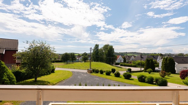 På verandaen er det flott utsikt i sørvestlig retning.