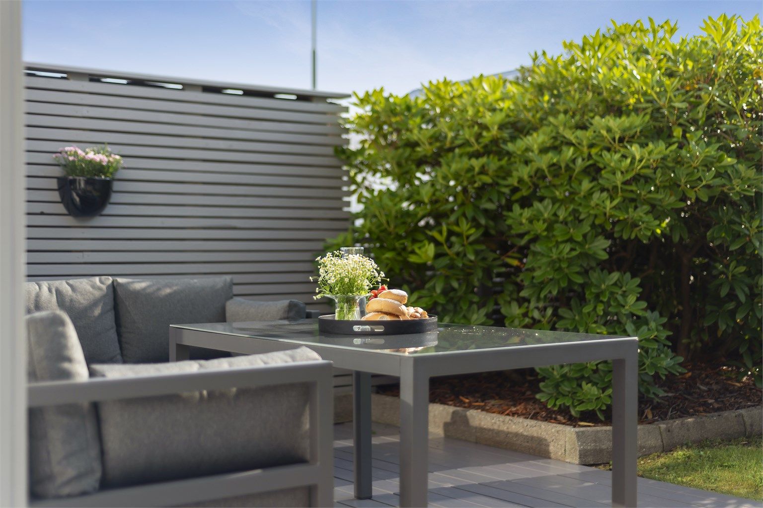 Her får man 23m² med terrasse, plenareal og blomsterbedd