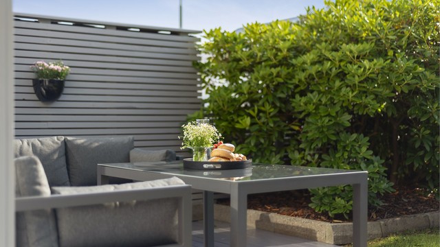 Her får man 23m² med terrasse, plenareal og blomsterbedd
