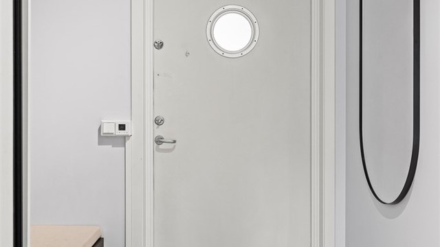 Flislagt entré med plass til oppbevaring. Varme i gulvene.