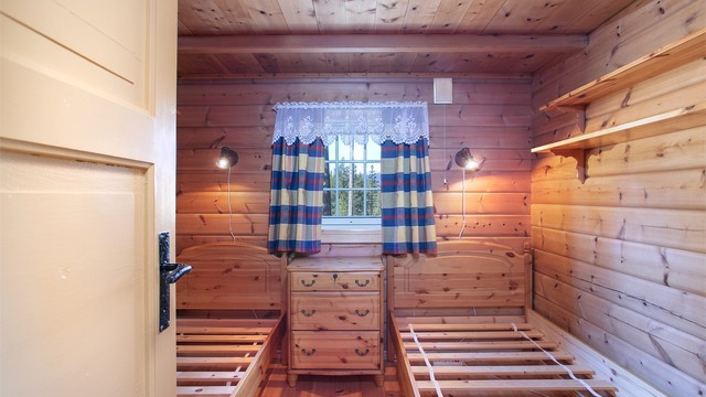 Det ene av hyttas to soverom, med plass til to enkeltsenger