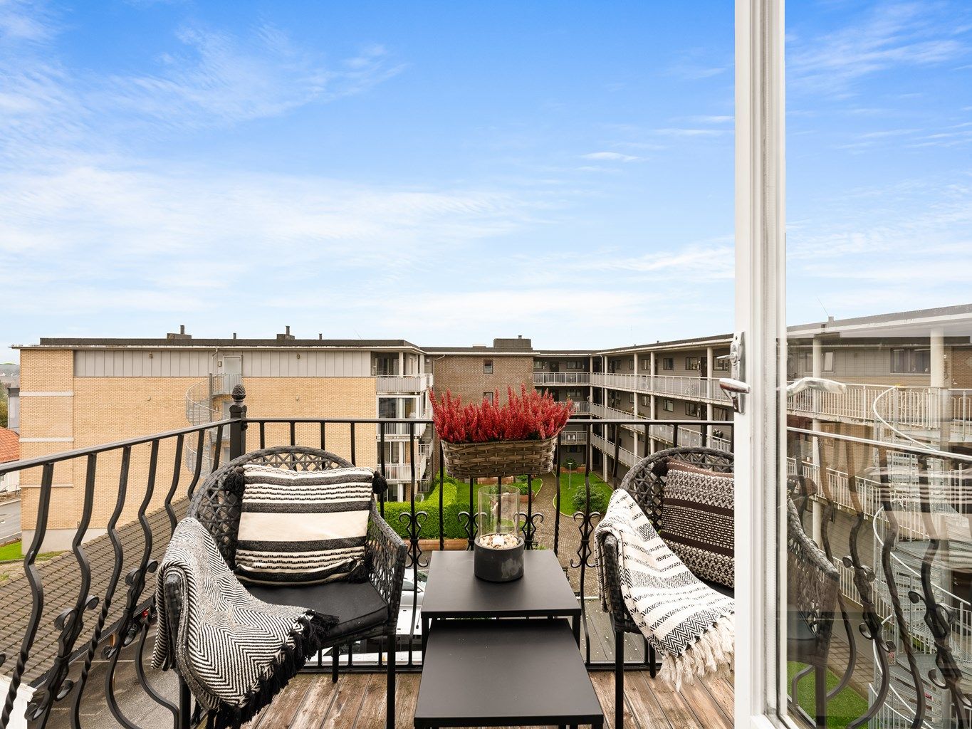 Sommerstid er det sol på balkongen allerede fra tidlig morgen, frem til midt på dagen.