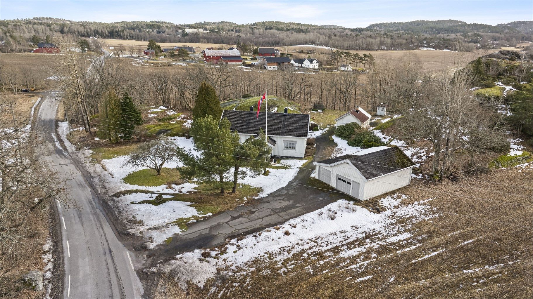 Boligen ligger tilbaketrukket til på en "sidevei" med lite trafikk.