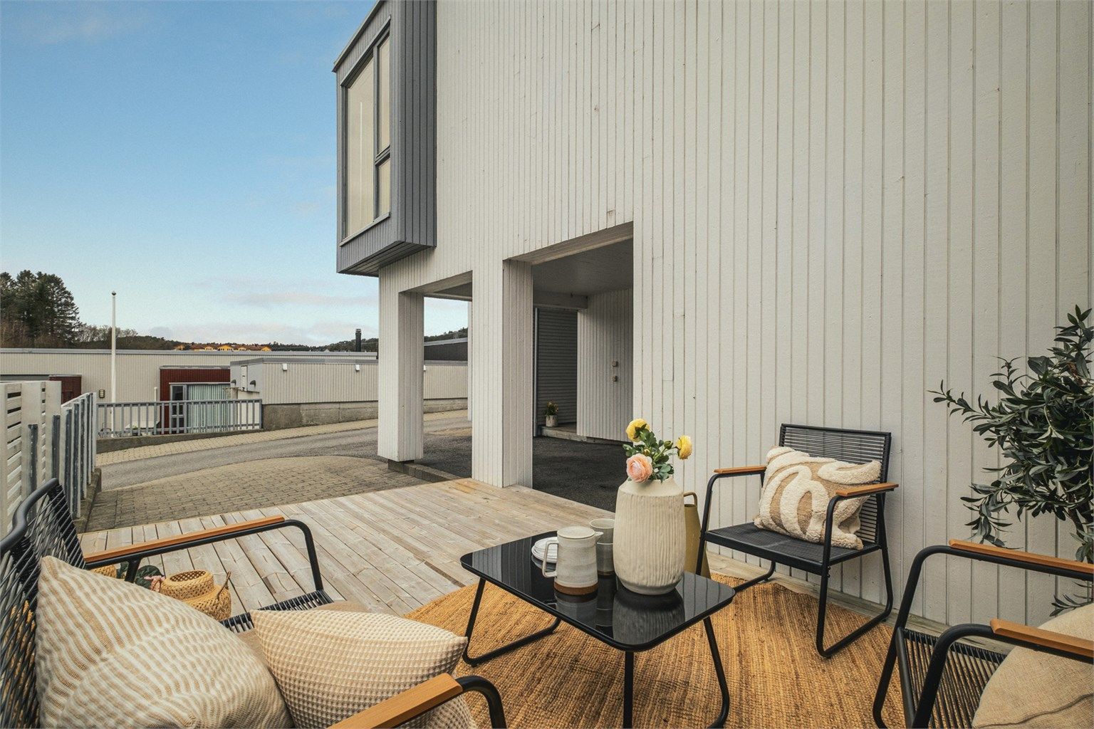 Koselig uteplass ved inngangspartiet