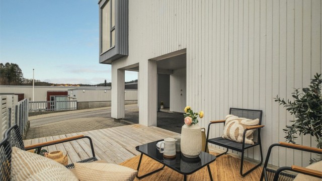 Koselig uteplass ved inngangspartiet