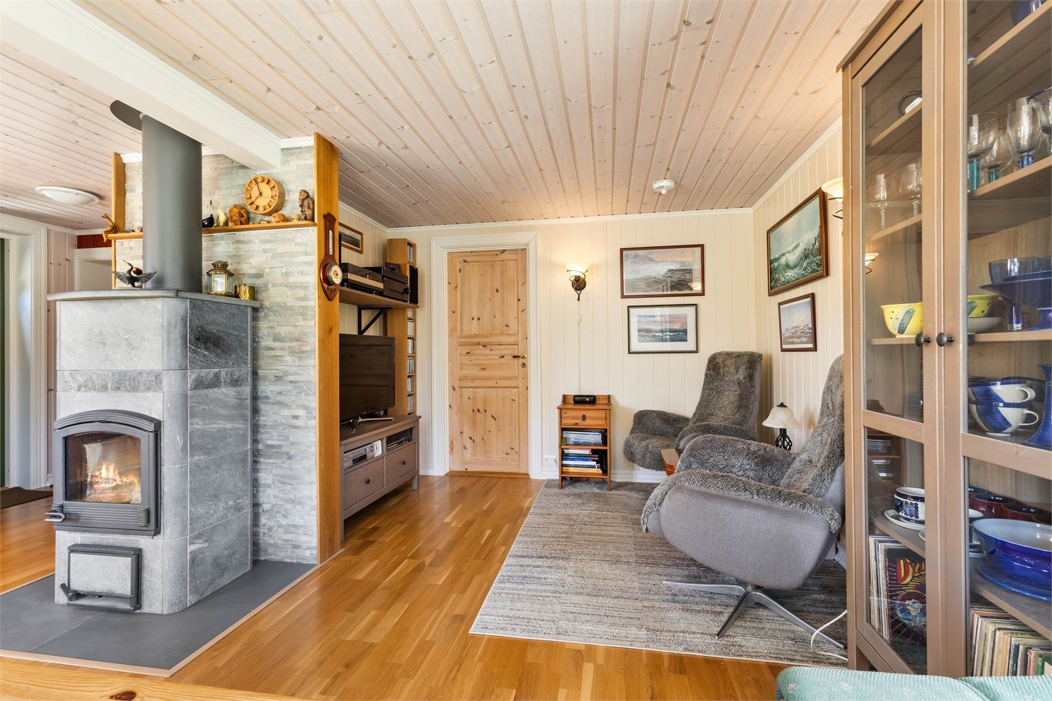 Stålpipen og ildstedet i stuen er fra tilbygget i 2018/2019. Klebersteinsovn som gir god varme.