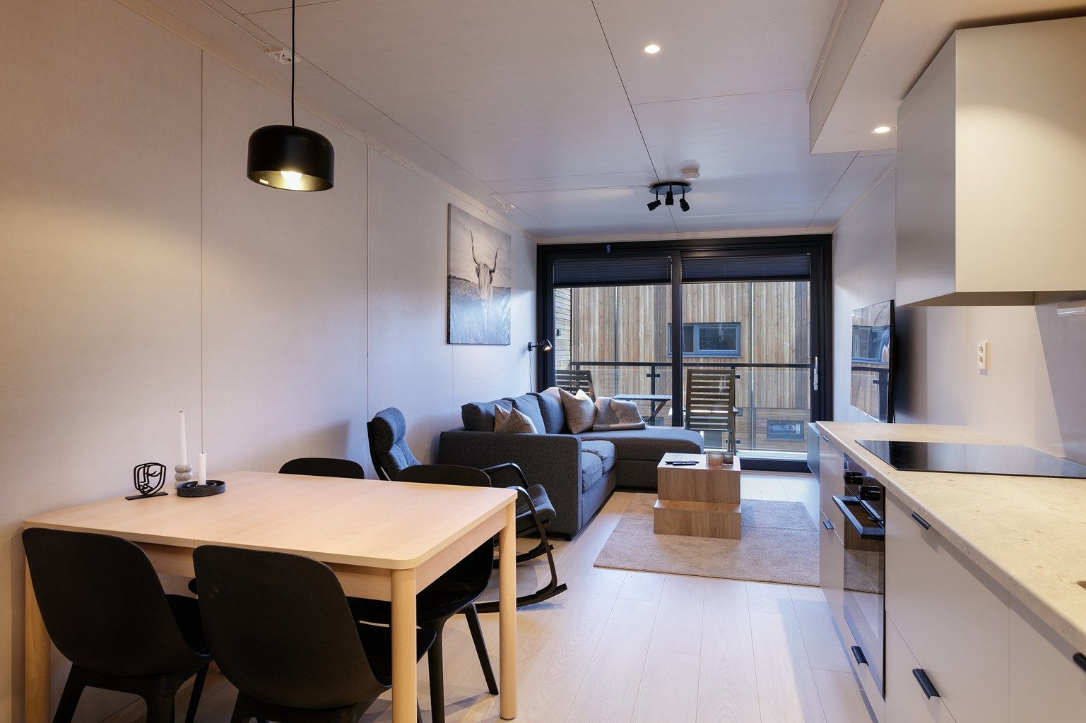 Stue og kjøkken i åpen løsning i 1. etasje med utgang til balkong
MØBLER MEDFØLGER! 